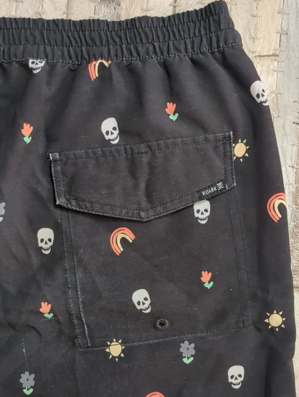 Roark Men's L Shorey Skull Rainbow Sun Black Patterened Boardshorts